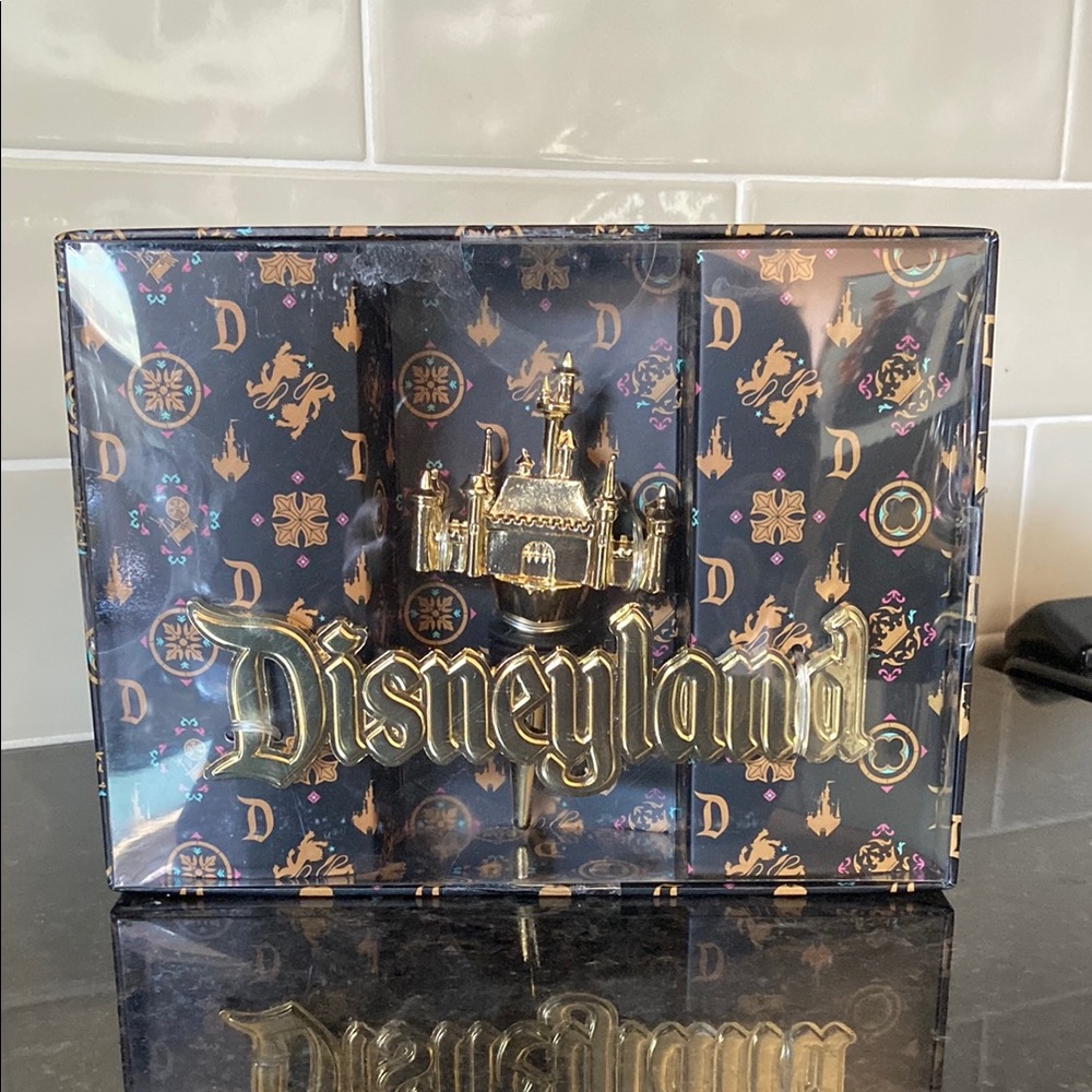 Disneyland gold wine stopper